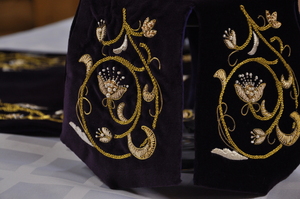 Фиолетовый шитье шнурами и канителью